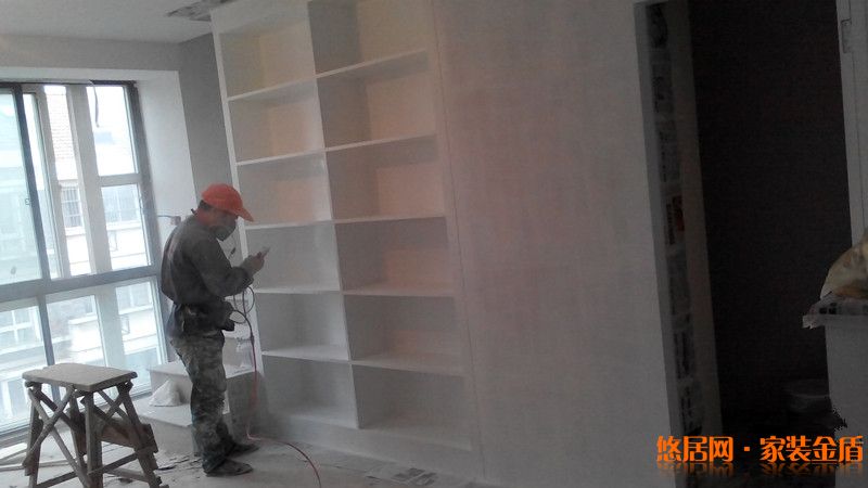 采用喷漆机喷漆